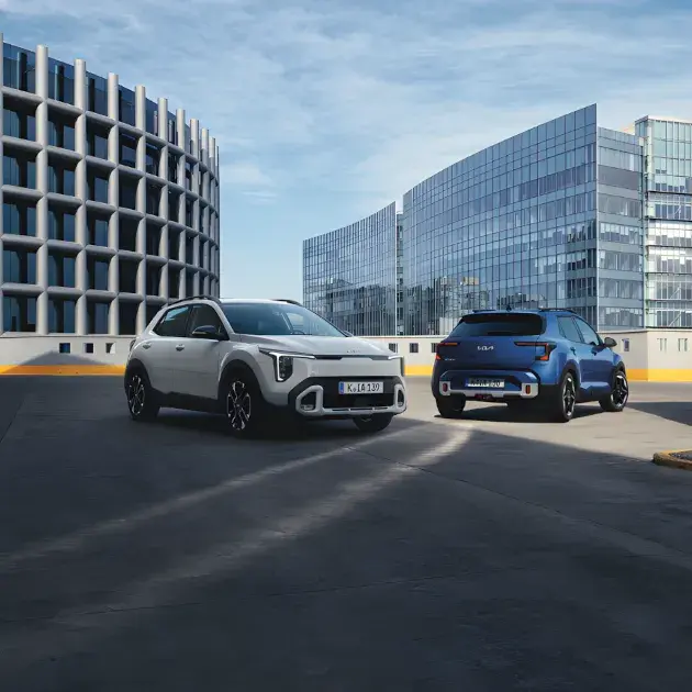 Refreshed 2026 Kia Stonic, compact urban SUV with updated design, LED headlights, modern lines and a dynamic silhouette, shown in an urban setting.