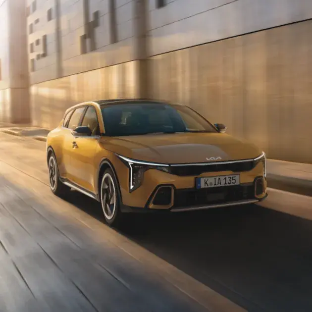 Kia K4 sedan featuring a modern and dynamic design with LED lighting signature, sleek lines and a sporty stance, shown in an urban environment.