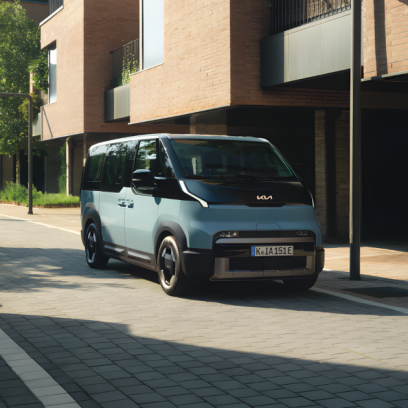 Kia PV5 Passenger, versatile electric vehicle with a modern and functional design, large glass surfaces and a spacious silhouette, shown in an urban environment. © Kia