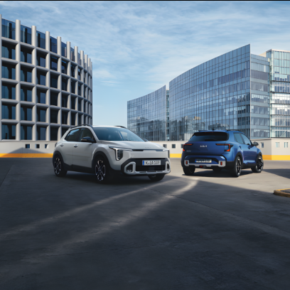 Refreshed 2026 Kia Stonic, compact urban SUV with updated design, LED headlights, modern lines and a dynamic silhouette, shown in an urban setting.